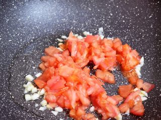 茄汁金针菇,放入西红柿翻炒至出汁