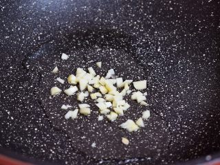 茄汁金针菇,锅中倒入适量的食用油烧热，放入蒜末爆香