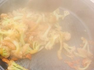 干煸菜花,-加入蚝油酱油 炒软 盖锅 收汁 加葱花
