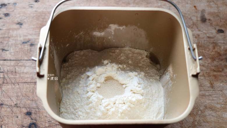 黑芝麻酱吐司,面包粉中间挖个洞，加入干酵母粉；
