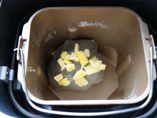黑芝麻酱吐司,揉面程序结束后放入黄油，继续选择揉面程序，结束后选择发酵程序开始发酵；