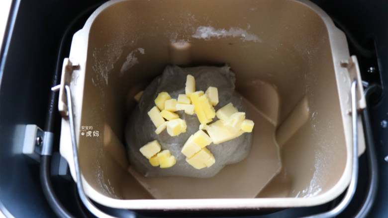 黑芝麻酱吐司,揉面程序结束后放入黄油，继续选择揉面程序，结束后选择发酵程序开始发酵；