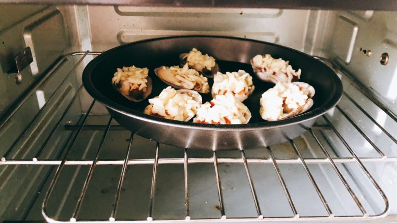 芝士白蚌,放入烤箱190度上下火烤20分钟，烤至表面微黄。（每个烤箱脾气不同，首次操作注意观察）