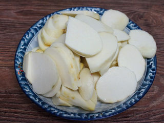 香辣芋头干锅,处理好的芋头切成2厘米左右厚的片