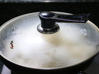 香辣芋头干锅,遮上锅盖大火炖煮15分钟至芋头绵软，汤汁收干