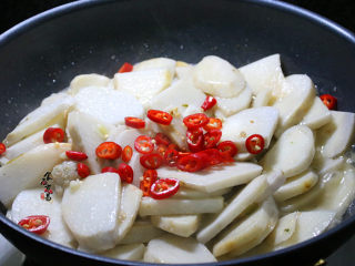 香辣芋头干锅,撒下辣椒碎，调入盐和酱油炒匀