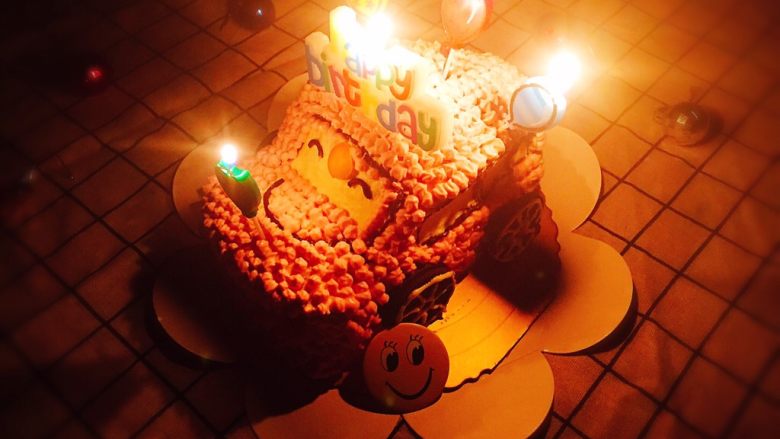 八寸小汽车夹心蛋糕,祝小宝5岁生日快乐