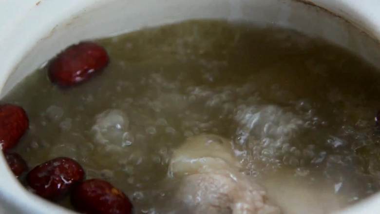 天气转凉，煲一锅莲藕排骨汤暖暖胃吧,1个半小时后加入几颗红枣、按照个人口味加适量盐，再炖半小时。