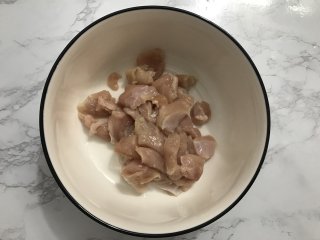 鸡米花,把鸡胸肉的皮去掉，清洗干净，切成小块。可以用鸡腿肉来制作。
