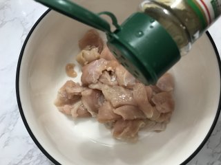 鸡米花,加入适量的胡椒粉提味。