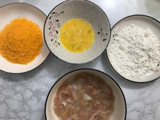 鸡米花,准备好其他材料，把腌制好的鸡肉分别蘸上淀粉、鸡蛋液、面包糠。