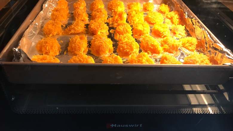 鸡米花,把烤盘放入预热好180度的烤箱中，烤20分钟即可。
