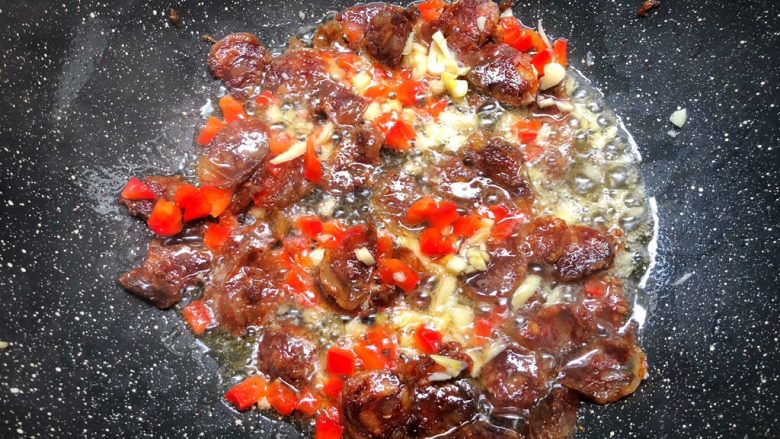 腊肠炒甜豆,放入红椒丁和蒜末，大火炒出香味。