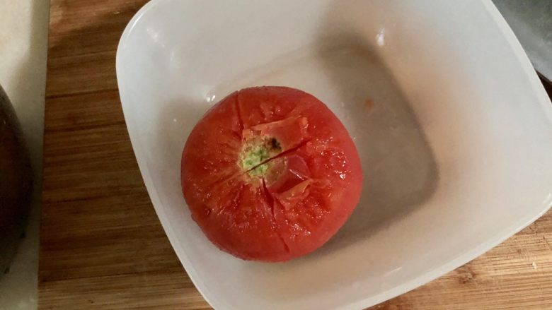 红白相鲜映画堂➕番茄白菜烩肉丸,烫好的番茄放至不烫手，撕去外皮