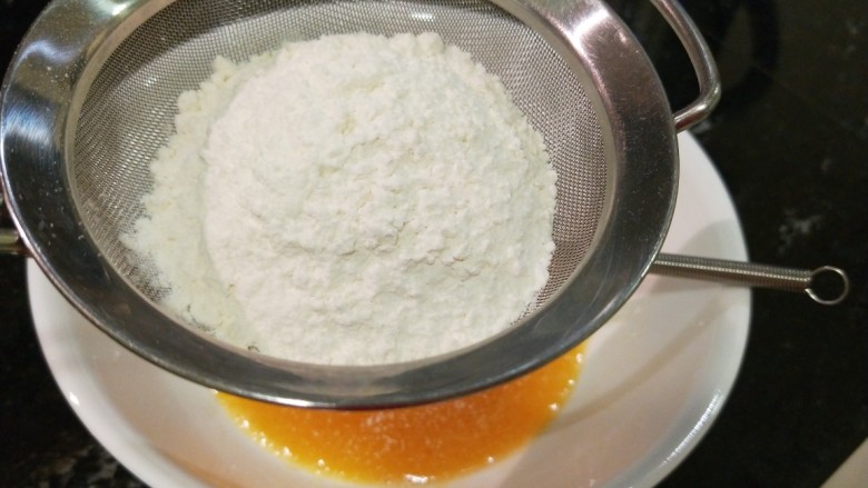 新文美食  日式煎松饼,筛入适量面粉。