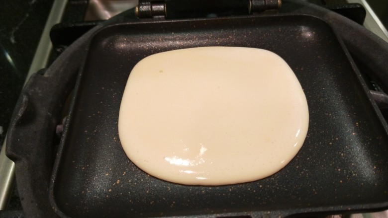 新文美食  日式煎松饼,不沾锅烧热，不加油，直接倒入一勺面糊摊成小圆饼。
