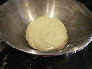 新文美食 红糖豆沙包,合成面团封上保鲜膜发酵。