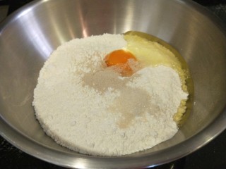 新文美食 红糖豆沙包,面粉加入一个鸡蛋，适量酵母，加入适量白糖。