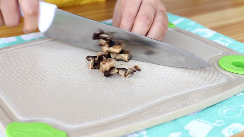 自制香菇粉,切碎丁
tips：尽量切得大小差不多，这样以免烘烤不均匀

