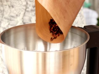 自制香菇粉,烘干的香菇倒入破壁机中
tips：没有破壁机，大家可以用研磨杯多搅打几次