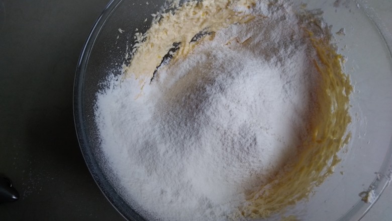 柠檬磅蛋糕,在倒入面粉和泡打粉