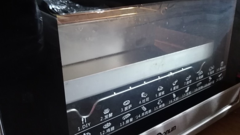 柠檬磅蛋糕,放入到已经预热好170度的东菱烤箱中下层烘烤40至45分钟左右