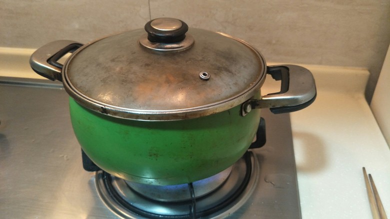老少通吃一颗灿烂的⭐——咸菜烤粉芽豆,加盖大火5分钟，切换小火10分钟