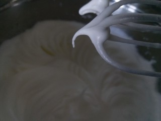 肉松小貝,蛋清加幾滴檸檬汁，分三次加入白砂糖進行打發，不用打到硬性發泡，提起打蛋器，蛋白霜呈現小彎勾就可以。打蛋白霜之前，烤箱180度預熱
