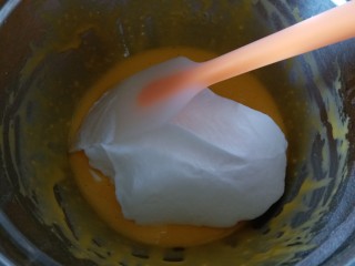 肉松小貝,分三分之一的蛋白霜到蛋黃糊內，用硅膠刮刀翻拌均勻