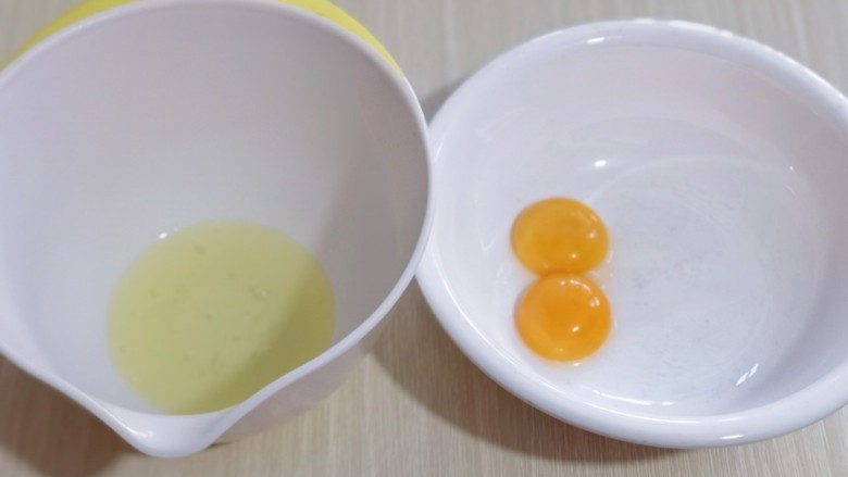 10分钟轻松搞定快手早餐～酸奶松饼,将蛋白与蛋黄分别在无油无水的器具中。