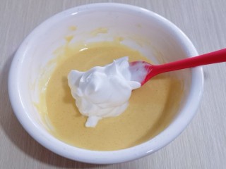 10分钟轻松搞定快手早餐～酸奶松饼,取三分之一的蛋白霜加入蛋黄糊中，翻拌制看不到蛋白霜。