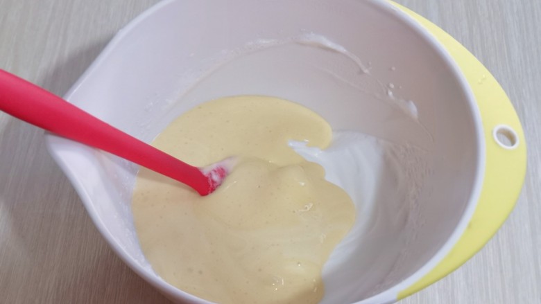 10分钟轻松搞定快手早餐～酸奶松饼,最后将蛋黄糊倒入蛋白霜的容器中，继续翻拌至看不到蛋白霜即可。