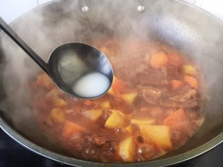 番茄土豆烧牛肉,放入适量的水淀粉勾芡。