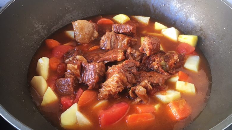 番茄土豆烧牛肉,放入炖好的牛肉和牛肉汤。