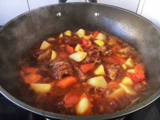 番茄土豆烧牛肉,大火煮开，小火炖10～15分钟左右。