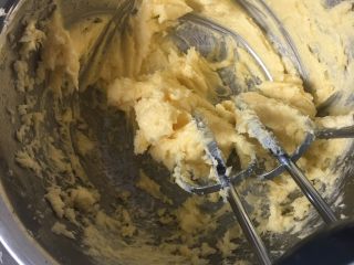 黄油曲奇,3️⃣ 加入细砂糖打发至颜色稍淡，比这个还要稍稍淡一点。加入盐再打发一会。