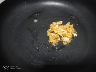 黄金炒菜花,不粘锅中倒入少许油，倒入咸蛋黄。