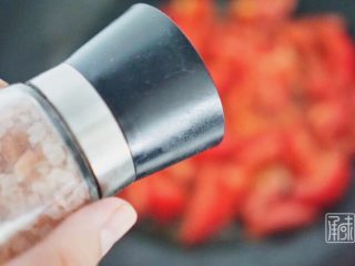 承味蕃茄炒蛋,炒制过程中加入少许海盐，其实很多人喜欢先放一些蒜片让油有蒜味，这个也许是不错的选择。
因为番茄去皮后很容易炒出汤汁。炒好后盛出放在一边