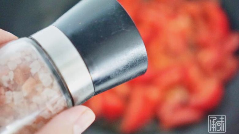 承味蕃茄炒蛋,炒制过程中加入少许海盐，其实很多人喜欢先放一些蒜片让油有蒜味，这个也许是不错的选择。
因为番茄去皮后很容易炒出汤汁。炒好后盛出放在一边