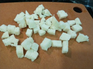 新文美食  网红馒头变身鸡蛋饼,在切成豆腐块。