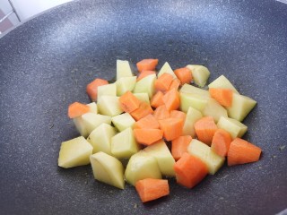 咖喱牛肉土豆,加入胡萝卜。