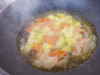 咖喱牛肉土豆,把水烧开。