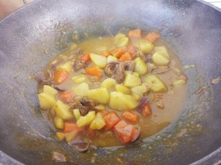 咖喱牛肉土豆,再小火炖五分钟即可。