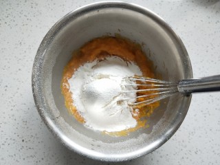 南瓜戚风蛋糕,筛入低筋粉，用手抽画Z字搅拌至看不见干粉