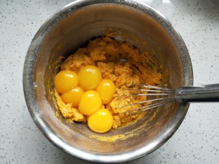 南瓜戚风蛋糕,蛋清蛋黄分离，蛋黄加入南瓜糊里