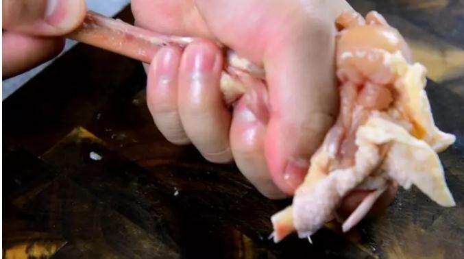 吃鸡的好方法，简单又好吃——黄花菜蒸鸡,鸡腿从上往下剪开，把肉和骨头剔开