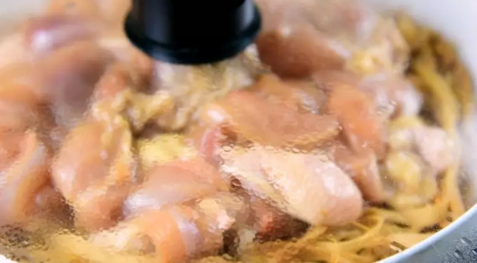 吃鸡的好方法，简单又好吃——黄花菜蒸鸡,再放上腌好的鸡肉块，沸水蒸15分钟即可