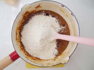 蔓越莓红枣糕,筛入低筋面粉和泡打粉，切拌均匀。这一步要小心操作，因为面粉的量比较大，面糊会比较稠，所以不要过度搅拌，混合均匀即可
