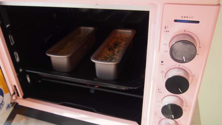 蔓越莓红枣糕,将模具放入烤箱，中下层上下火，160度，30分钟左右熟透即可