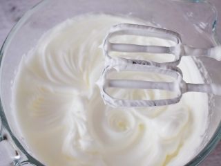 斑马纹戚风蛋糕,提起打蛋器有小尖角即可，称为蛋白霜